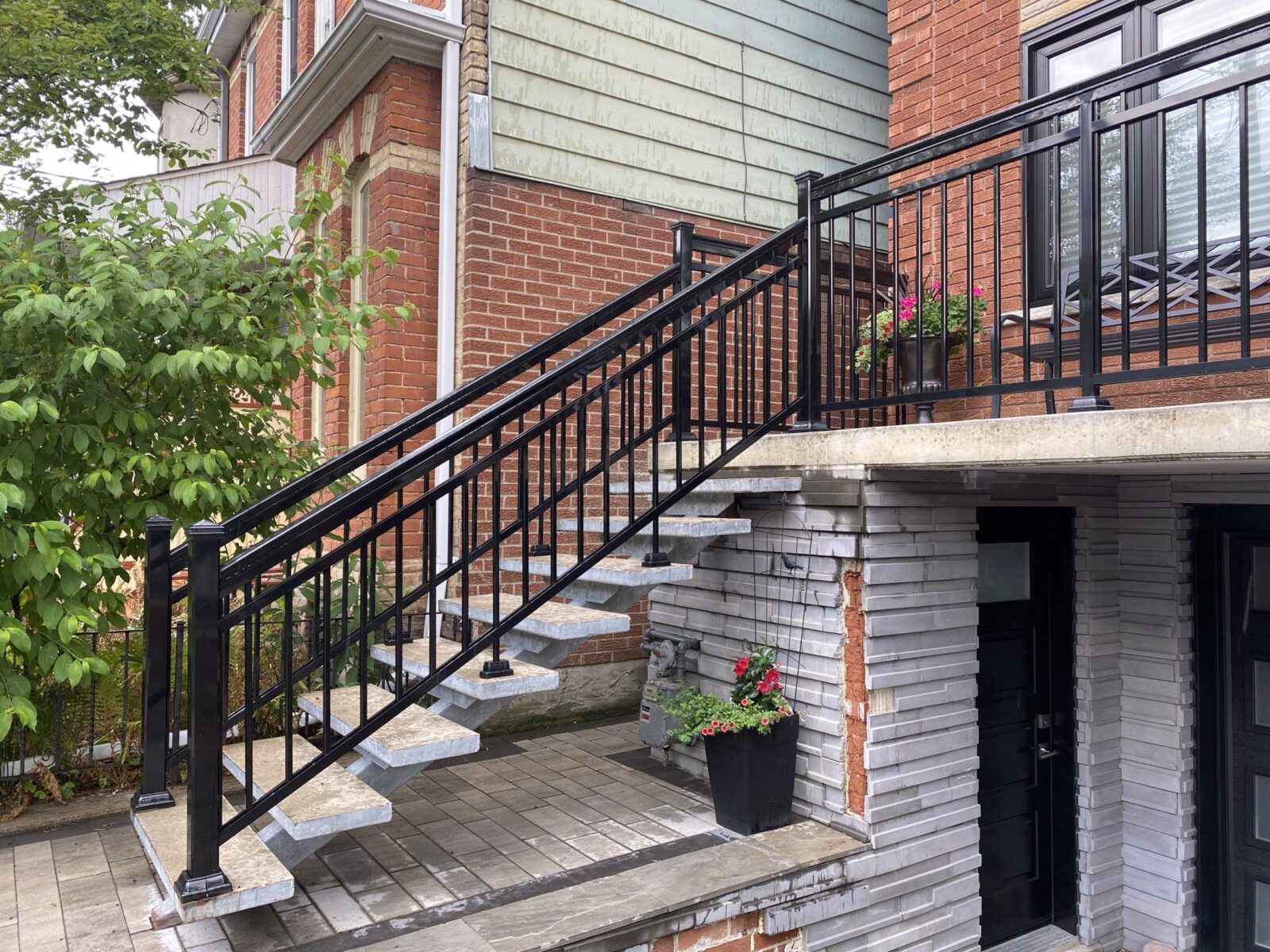 aluminum railing on a stairs in toronto