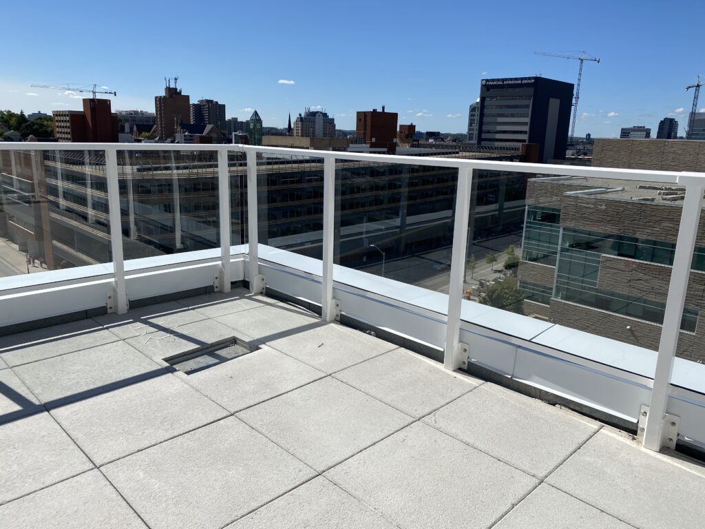 An empty parking lot in front of a building

Description automatically generated