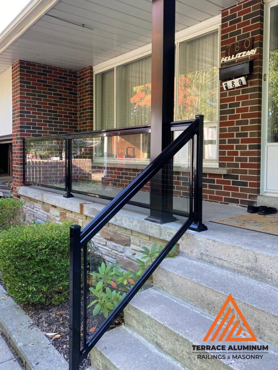 alt="Glass railings Toronto with clear glass panels and modern aluminum framing"