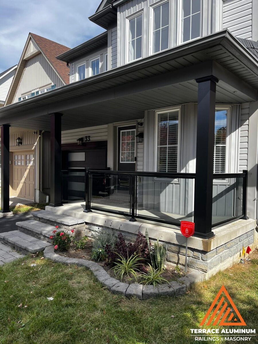 Curved glass railing installed on a deck, combining elegance, modern design, and safety.